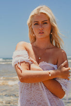 Model shot on the each waring Freshwater Pearl pieces.