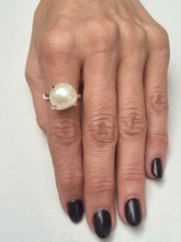Hand model for the Freshwater Pearl Ring in silver. 